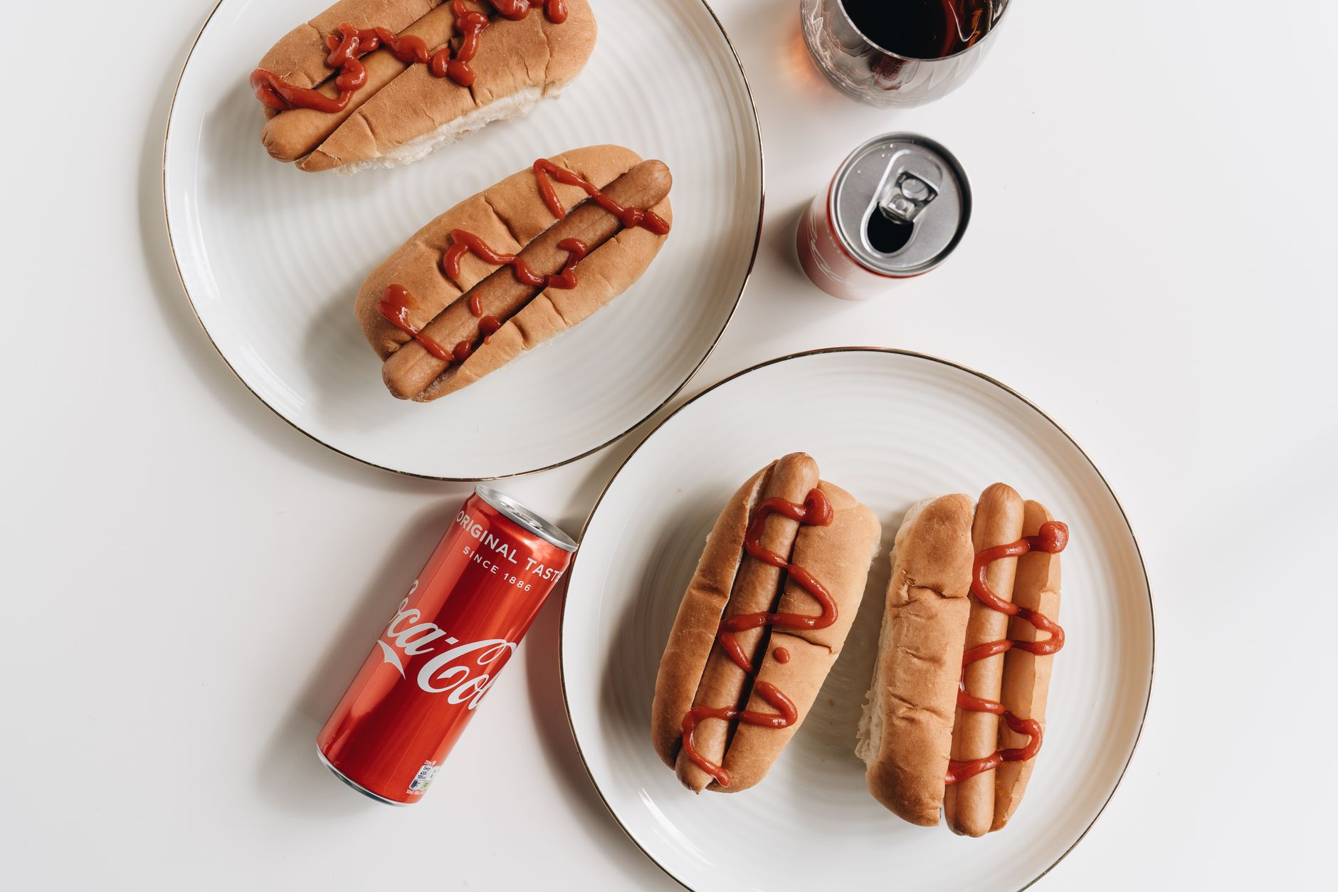 Foods Dogs Should Avoid: A Guide to Human Foods That Can Be Dangerous 1 Foods Dogs Should Avoid: A Guide to Human Foods That Can Be Dangerous